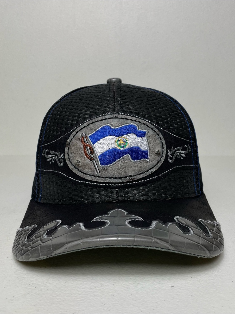 Gorra El Salvador Bandera Bordada, Parche de Cuero, Tipo Paja, Estilo Vaquero